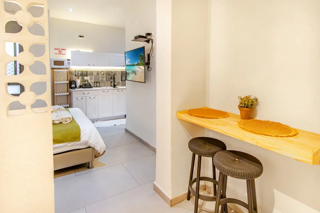 נוף גלבוע-מבט לחדר