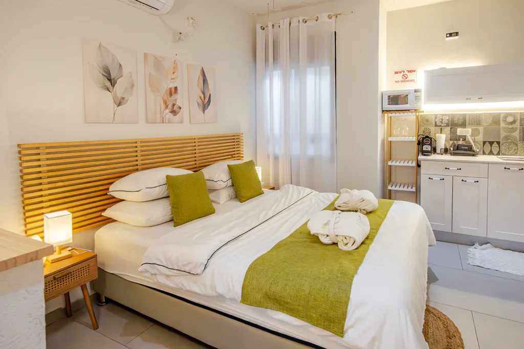 נוף גלבוע-מבט לחדר