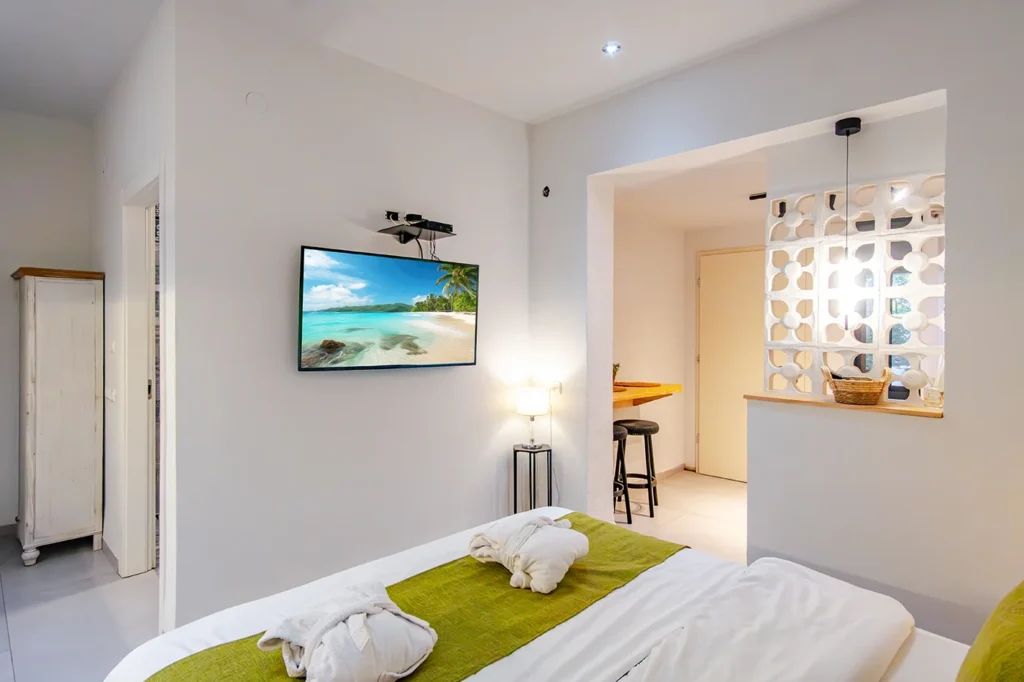 נוף גלבוע-מבט לחדר